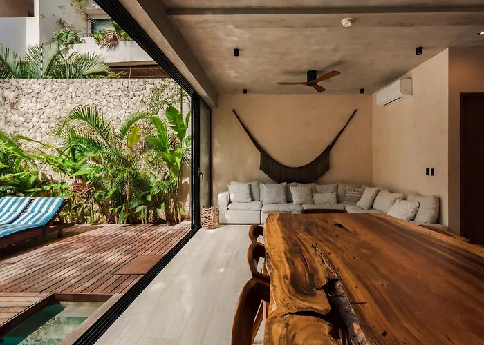 Villa Luxury 5 Bedroom Pool Tiki Bar & Outdoor Gym