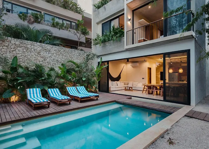 Luxury 5 Bedroom Pool Tiki Bar & Outdoor Gym *