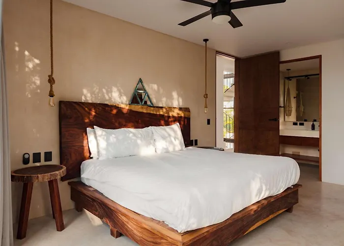 Luxury 5 Bedroom Pool Tiki Bar & Outdoor Gym