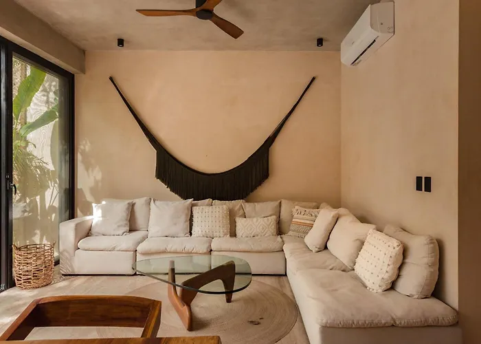 Villa Luxury 5 Bedroom Pool Tiki Bar & Outdoor Gym