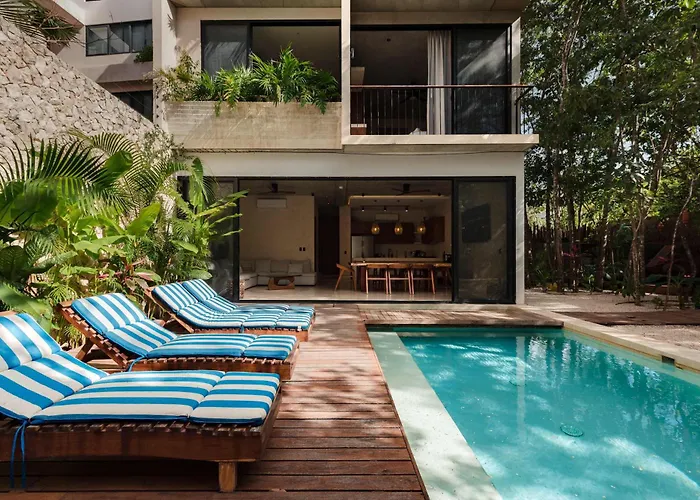 Luxury 5 Bedroom Pool Tiki Bar & Outdoor Gym *