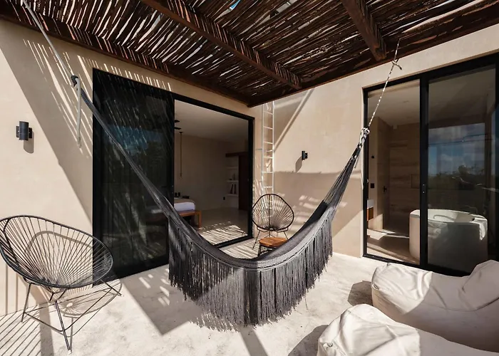 Luxury 5 Bedroom Pool Tiki Bar & Outdoor Gym