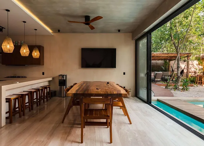 Luxury 5 Bedroom Pool Tiki Bar & Outdoor Gym Villa *
