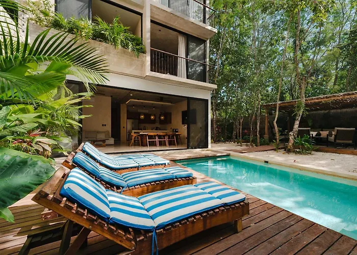 Luxury 5 Bedroom Pool Tiki Bar & Outdoor Gym *