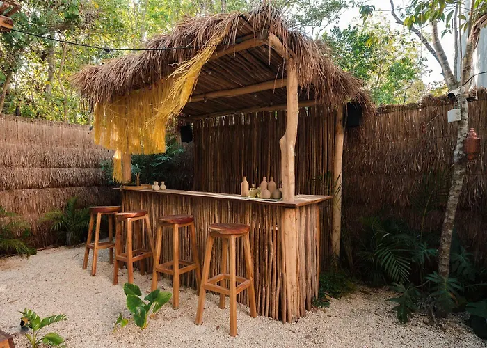 Luxury 5 Bedroom Pool Tiki Bar & Outdoor Gym Villa
