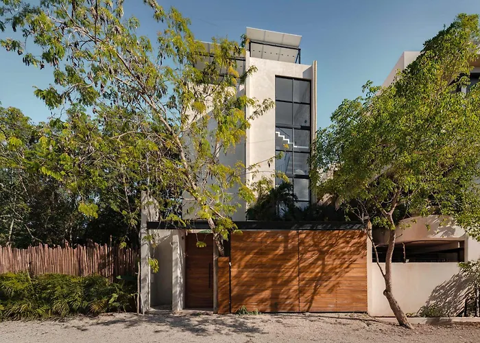 Luxury 5 Bedroom Pool Tiki Bar & Outdoor Gym *