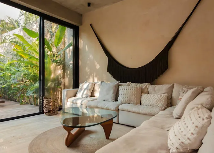 Luxury 5 Bedroom Pool Tiki Bar & Outdoor Gym Villa *