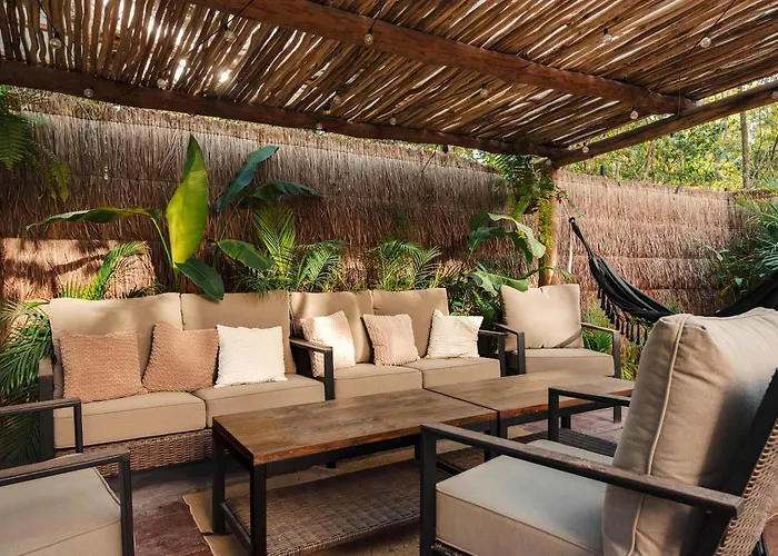 Luxury 5 Bedroom Pool Tiki Bar & Outdoor Gym *